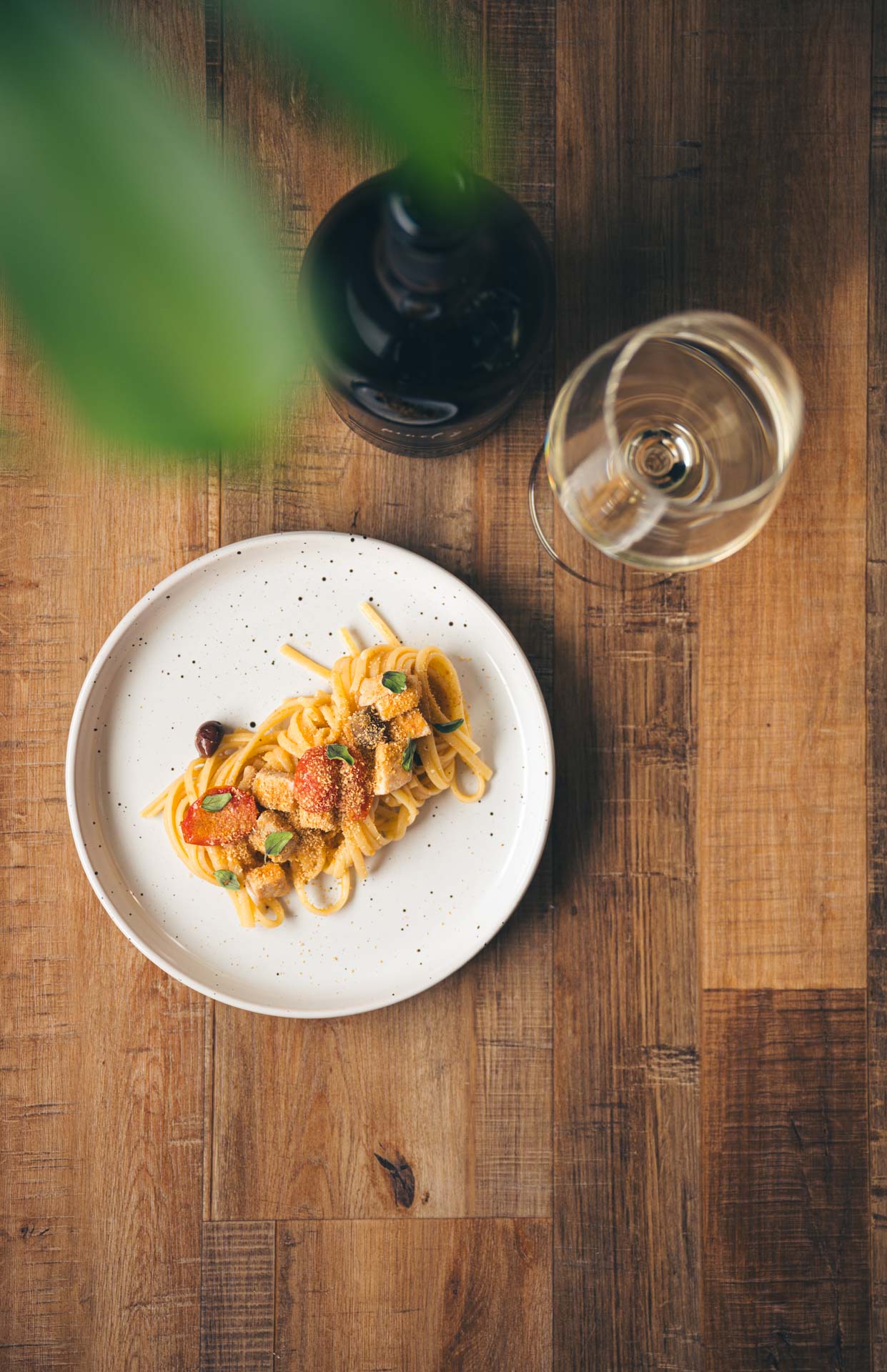 Linguine con pesce spada, pomodorini e olive abbinati al Pinot Grigio 